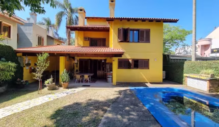 Casa com 300m² privativos em rua sem saída no bairro Ipanema.&lt;BR&gt;Possui hall de entrada, lavabo, amplo escritório, living para 02 ambientes com lareira e cozinha americana. Possui uma área de se