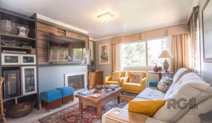 Apartamento à venda no Bairro Petrópolis, 3 suítes  com 3 vagas de garagem.&lt;BR&gt;Apartamento 3 suítes, a do casal com closet e hidro, a outra suíte americana.&lt;BR&gt; Living 3 ambientes, lareira