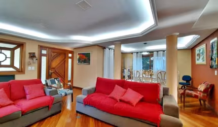 Casa de 5 dormitórios no Bairro Vila Nova, Estrada das Três Meninas. Dispõe de 3 suítes, sendo uma suíte master com closet e hidro, living para 2 ambientes com lareira, escritório, sala de estar, lava
