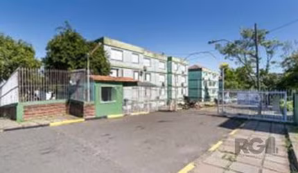 'Amplo apartamento de frente com 3 dormitórios, excelente iluminação natural e bem arejado. Conta com vaga de garagem coberta e está localizado em um bairro alto, próximo à universidade, escolas,