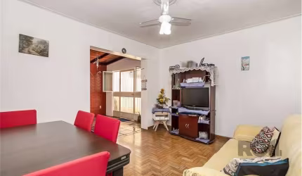 Apartamento três dormitórios, 2 banheiros com 87m², com espaçoso pátio , apt. reformado, com boa iluminação natural em ótima localização entre os bairros Azenha e Menino Deus, confira. Preço e disponi