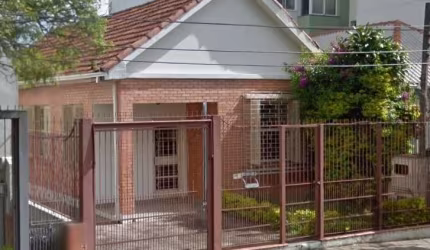 Casa com 102m² de área privativa, 2 dormitórios, sendo uma suíte, living dois ambientes, banheiro social, cozinha, área de serviço e 3 vaga de estacionamento. Boa localização, próximo de mercados farm