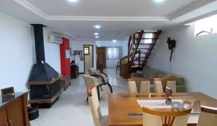 Venda de Casa no bairro Sarandi, com 2 dormitórios sendo uma suíte com banheira de hidromassagem, no dormitório de solteiro ficam os com móveis, sala ampla com lareira, splti, sala de jantar, cozinha 