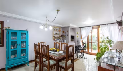 Sobrado semimobiliado em condomínio  no bairro Jardim Isabel possui 225m²,  quartos sendo 1 suíte e 3 banheiros 1 deles com banheira,  closet,  ar condicionado, churrasqueira, lareira, cozinha ampla, 