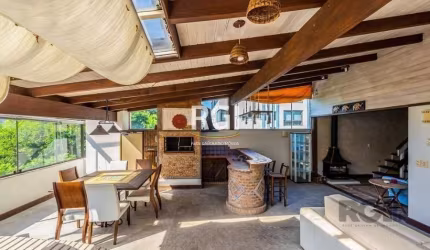 Cobertura horizontal no bairro Petrópolis, 116,36 m² de área privativa, de frente, com 2 dormitórios (1 suíte master com closet), living com 3 ambientes, sala com lareira, mezanino, banheiro social, c