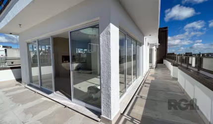 Cobertura Triplex com 4 dormitórios, sendo uma suíte master com closet e banheiro com hidro. Banheiro social com banheira, living com lareira, extensa sacada, gabinete, lavabo, ampla área de serviço c