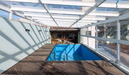 Casa incrível com 444m² privativos, para uso misto, residencial ou comercial.&lt;BR&gt;1º pavimento, 2 vagas, 1 coberta, living para 2 ambientes, cozinha montada, pátio aberto e uma edícula usada como