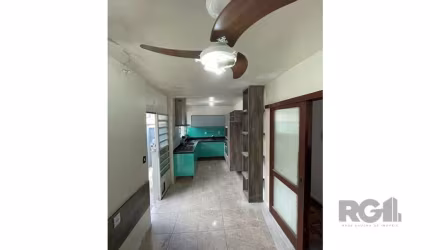 Se você busca uma casa acolhedora e bem localizada em Porto Alegre, a oportunidade ideal está aqui! Esta encantadora casa com 3 dormitórios e 1 banheiro é uma joia no bairro Santa Tereza, oferecendo u