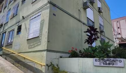Excelente apartamento térreo no bairro Nonoai. Imóvel com 2 dormitórios, térreo, 55m² privativos, reformado, banheiro com ventilação natural, cozinha, área de serviço integrada, bem ventilado, com pri