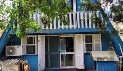 Casa estilo 'Chalezão rústico' em madeira, habitável, em terreno medindo: 12,83 x 50,00, amplo pátio c/ piscina, churrasqueira, nos fundos amplo pavilhão multiuso em estrutura de alvenaria, 