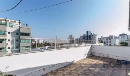 Cobertura semi mobiliada de 3 dormitórios no Petrópolis em excelente condição, c/vaga e elevador no prédio.&lt;BR&gt;No primeiro pavimento possui 2 dormitórios, living 2 ambientes, 2 banheiros, cozinh