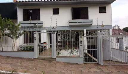 Casa Comercial ou Residencial para Comprar, 650m² privativos, 3 andares em ótima localização,somente 800 metros do iguatemi. Possui living 3 ambientes com lareira, churrasqueira, lavabo, escritório, c
