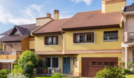 MARAVILHOSO CONDOMINIO DE CASAS  DE ALTO PADRAO A 5 MINUTOS DE IGUATEMI, localizada em um condomínio exclusivo de apenas 10 residências, é verdadeiramente uma joia arquitetônica. Com um ambiente compl