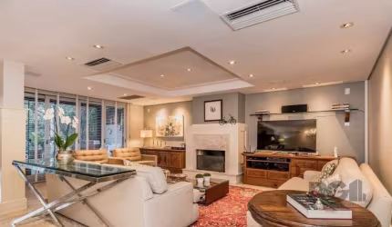 Casa em condomínio à venda, 4 suítes, totalmente mobiliada, 520m privativos.&lt;BR&gt; Andar térreo, amplo living para 4 ambientes, móveis sob medida, lareira,  lavabo, sala de  jantar, espaço para  c
