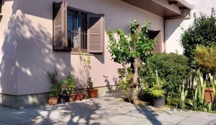 Localizada em uma charmosa vila no bairro Rubem Berta, Porto Alegre, esta casa de 3 dormitórios oferece tranquilidade e conforto. Com 389m² de área total e 200m² privativos, o imóvel tem espaços amplo