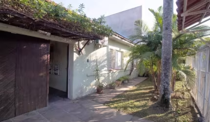 Esta casa espaçosa oferece diversas comodidades para o conforto da sua família. Com 3 amplos dormitórios, living integrado em 2 ambientes, cozinha prática com copa, lavanderia, o imóvel é funcional e 