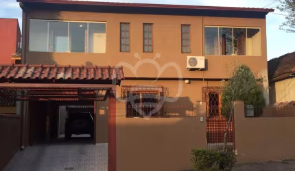 Casa com dois pisos,4 dormitórios. No térreo, dois dormitórios com amplo living e cozinha diferenciada. No piso superior , outros dois dormitórios ,living e cozinha . Entradas independentes, garagem p