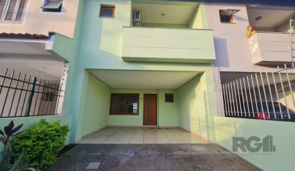 Excelente construção , com dois pavimentos , living dois ambientes com lareira, pátio frente e fundos, gradil, churrasqueira , lavabo, e no segundo pavimento 3 dormitórios .&lt;BR&gt;Loteamento muito 