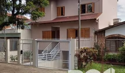 Belíssima casa com 4 dormitórios, 1 suíte, 2 banheiros, lavabo, espaço para escritório e amplo living para 2 ambientes com piso e escada em madeira grápia , lareira e cozinha americana. Ao fundo espaç