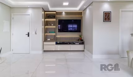 Apto de 03 dorm, sendo 01 suite, 2 banheiros no bairro Navegantes. O apartamento é belíssimo, sol da manhã, vista ampla. Todo com móveis sob medida, e ficam todos os móveis planejados. duas vagas de g