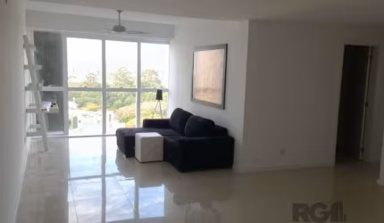 Excelente apartamento de 102m², 3 dormitórios, 1 suíte, 3 banheiros, Box duplo para 2 vagas, no bairro Vila Ipiranga. Suíte com espaço para closet, piso laminado nos dormitórios, living 2 ambientes , 