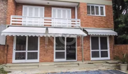 Casa com excelente padrão de construção, com 360m² de área privativa em terreno de 455m². Ótima orientação solar.&lt;BR&gt;&lt;BR&gt;Possui hall de entrada, living para 03 ambientes, gabinete, lavabo,