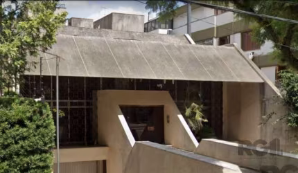 Casa 388 m² privativos, quatro dormitórios, sendo três deles suítes, banheiro social, despensa, cozinha, área de serviço, garagem, sala de estar, sala de jantar e churrasqueira. Garagem coberta para t