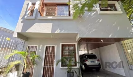 * É uma Residência com estrutura e potencial para um terceiro pavimento, uso residencial ou comercial.&lt;BR&gt;&lt;BR&gt;Residência 2 andares, andar superior, 4 suítes. (sendo 2 com closet). Andar té