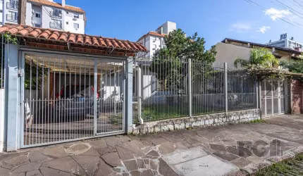 Terreno com 1 casa na frente de alvenaria com 1 quarto, sala, de jantar, cozinha, banheiro - necessita de reforna.- casa com 50 m2&lt;BR&gt;Patio grande com sobrado inacabado  com lavanderia, cozinha,