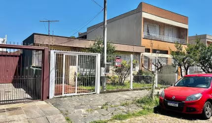 Boa casa térrea, com 03 dormitórios (sendo 01 suíte), sala, 02 banheiros, cozinha enorme e área de serviço. Nos fundos uma área de churrasqueira com lavanderia, 01 banheiro, 01 dormitório e 01 garagem