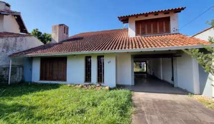 Casa com 250m² privativos no bairro Ipanema, localizada a poucos metros do Zafari da Juca Batista. Amplo terreno com 16 metros de frente. &lt;BR&gt;Living amplo com pé direito alto, lareira e lavabo, 