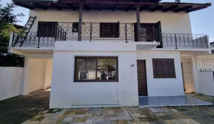 Casa ampla no bairro Jardim Isabel, hall de entrada, cozinha, duas salas e lavabo. Andar superior com 4 dormitórios, sendo 01 suíte ampla com sacada. Pátio com piscina, nos fundos do terreno há um sal
