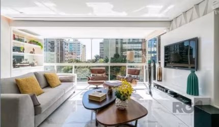 Apartamento mobiliado de 152 m², porteira fechada, .com 3 suítes e 3 vagas de garagem (1 simples e 1 dupla). O living para 3 ambientes integra lareira, churrasqueira e sacada com uma vista incrível e 