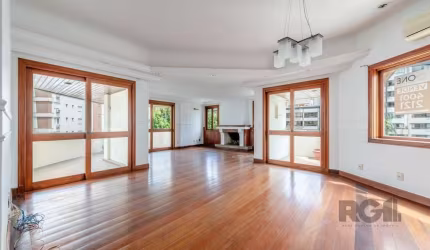 Cobertura 5 dormitórios com 449 m² de área privativa, piscina, amplas áreas externas e 4 vagas no bairro Bela Vista. No primeiro pavimento temos a área íntima dividida em 1 suíte master com closet, 3 
