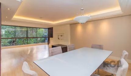 Apartamento 148m2 impecável, semi-mobiliado e junto ao Parcão! APTO BOSQUE: Viva o Encanto de Morar em um Refúgio Privativo Imagine acordar todos os dias envolvido pela tranquilidade e frescor de um b