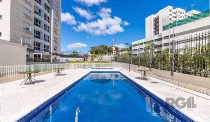 Apartamento semi mobilado, são 3 dormitórios, transformado em 2, sendo um suíte master com closet, amplo living com 3 ambientes e lareira, churrasqueira, cozinha, área de serviço, além de 2 vagas de g