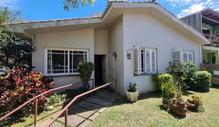 Casa que pode ser considerada térrea para uso. Você tem entrada pela garagem coberta para 2 carros ou acesso de carro pelo pátio, com vaga para mais 2 carros. Pátio da casa grande, com deck e com pisc