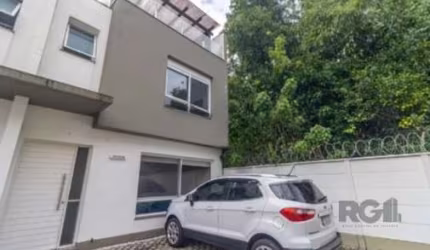 Casa impecável e mobiliada, com 3 niveis, possui 3 dormitórios sendo 1 suíte, 4 banheiros. 1º piso com dois ambientes integrados e uma cozinha americana projetada com tampos e bancadas em granito pret