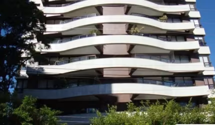 cobertura horizontal de andar inteiro com 500m². Imóvel amplo com total privacidade. Elevador privativo, hall, living para 5 ambientes, sala de estar com sacada e lavabo, sala de tv com lareira, sala 