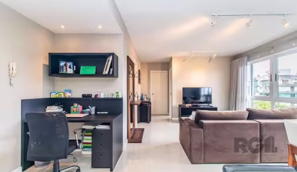 Imóvel com amplas aberturas, excelente aproveitamento da luminosidade e ventilação, moveis planejados de ótima qualidade. Estado de conservação excelente, conta com ambientes muito bem organizados, ni