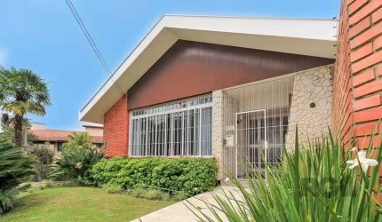 Descubra o seu novo lar dos sonhos em Porto Alegre! Esta magnífica residência está à venda em uma das regiões mais desejadas da cidade, na Rua Luiz Voelcker, bem na esquina do Colégio Farroupilha, no 
