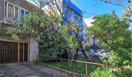 Sobrado com 262m² em terreno 8,60m x 24,00m na Av Protásio Alves, nas proximidades da Av. Montenegro. Necessita reforma ou até mesmo uma nova construção com grande potencial para loja, com vagas de es