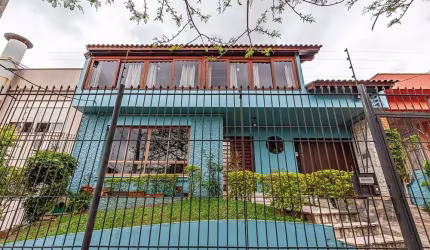 Descubra sua nova casa dos sonhos em Porto Alegre! Localizada no Bairro Vila Ipiranga, esta magnífica residência à venda próxima ao Banco de Olhos, oferece tudo o que você e sua família precisam para 