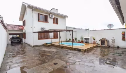 Belíssima casa na Zona Sul, situada em uma excelente rua, com 2 pavimentos que combinam conforto e espaço. No piso térreo, você encontrará uma cozinha prática, sala de jantar, banheiro social, uma aco