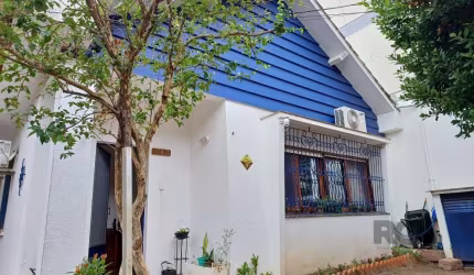 Casa averbada, espaçosa e iluminada.&lt;BR&gt;Na entrada principal você encontra 3 dormitórios, sendo um suíte. ( todos com Split)&lt;BR&gt;Hall de entrada e ampla sala de estar com espera para lareir
