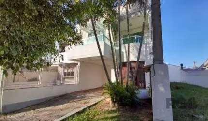 Sobrado no Residencial Nova Ipanema Green, com 03 dormitórios, sendo 01 suíte, com possibilidade de fazer dormitórios no térreo e no sótão, cozinha montada, banheiro social no primeiro piso e no segun