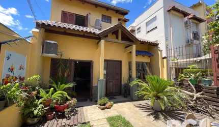 Excelente casa de dois pavimentos com grande quintal. No andar de cima, temos três quartos e um banheiro. No andar de baixo, temos sala de jantar, sala de estar, cozinha, um quarto, amplo escritório e