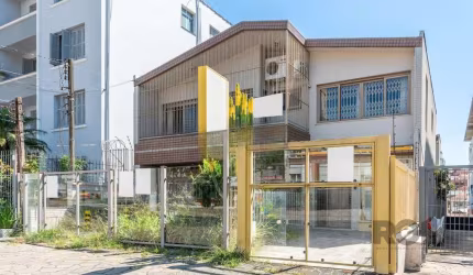 Casa Mista, Semi mobiliada no  bairro Petrópolis - 536M² - 6 quartos, 3 vagas, 4 suítes, lareira e sacada, Churrasqueira...&lt;BR&gt;&lt;BR&gt;Imóvel com grande potencial para uso tanto residencial qu