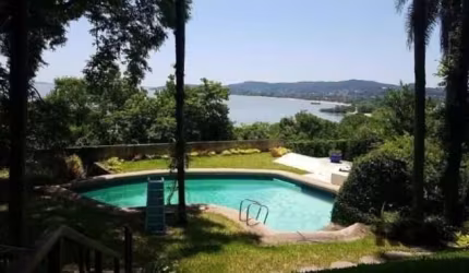 Linda vista para o bairro Ipanema e rio Guaíba, com 982m², muito verde e jardins, uma piscina com vista para o rio, quiosque com churrasqueira, área com horta, atelier, e um lindo espaço com pergolado