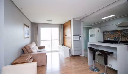 Apartamento mobiliado, três dormitórios, sendo um deles suite, sacada com churrasqueira, andar alto, bem iluminado, com vista para uma bela praça, 2 vagas de garagem cobertas. Ar condicionado nos dorm